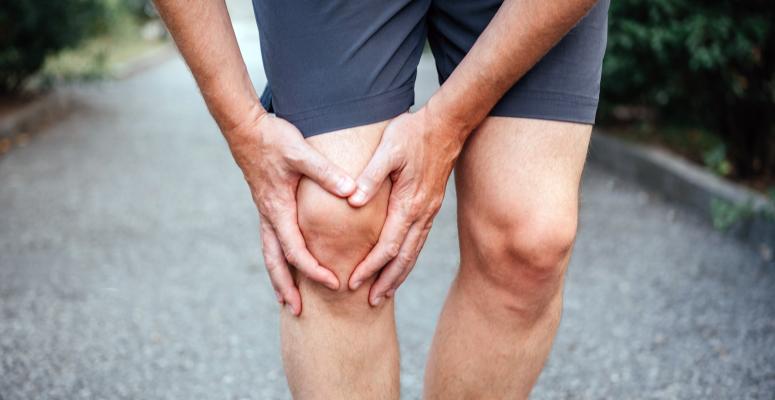 male athlete experiencing knee bursitis